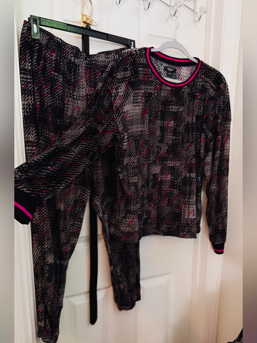 Women’s Black & Pink Printed velour pajama Set